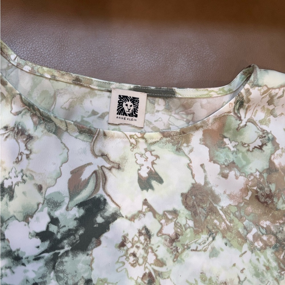Anne Klein colorful cozy Floral Boatneck business casual top - Picture 3 of 4